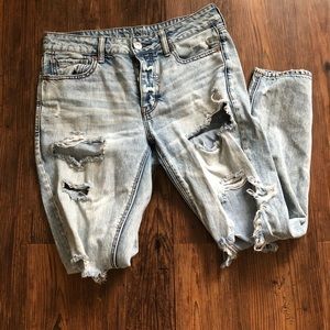 American Eagle high-rise light wash mom jean